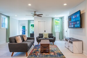 TV - New Deals! Stylish & Modern 2BR Stay in Prime Spot (Atlanta)