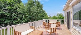 Open year round - Spacious 5-bedroom house with views of Lake Michigan in Mears