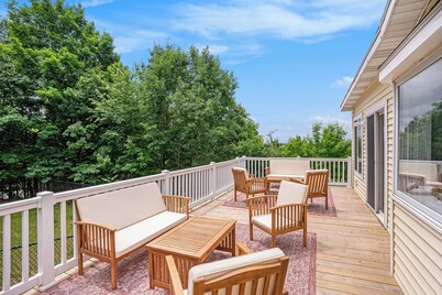 Open year round - Spacious 5-bedroom house with views of Lake Michigan in Mears