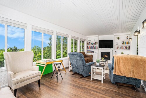 Open year round - Spacious 5-bedroom house with views of Lake Michigan in Mears