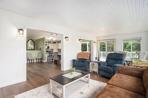 Smart TV, chimenea, libros