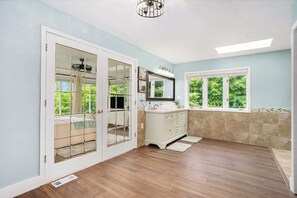 5 habitaciones, escritorio, tabla de planchar con plancha y wifi gratis