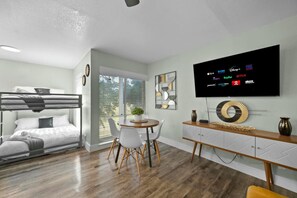 6 Schlafzimmer, Bügeleisen/Bügelbrett, Reisekinderbett, kostenloses WLAN