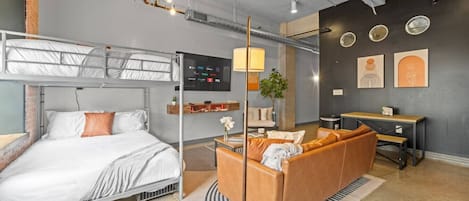 2 chambres, bureau, fer et planche à repasser, lit parapluie