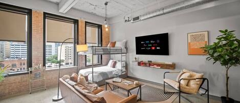 2 Schlafzimmer, Schreibtisch, Bügeleisen/Bügelbrett, Reisekinderbett