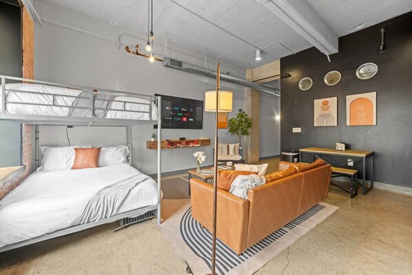 2 habitaciones, escritorio y tabla de planchar con plancha
