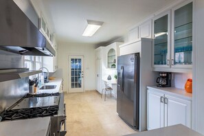 Microwave, oven, stovetop, dishwasher - 7BR The Athena! Luxury Chef's Kitchen in Montrose ★★★★★ (Houston)