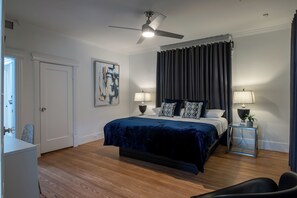 7 habitaciones, escritorio y tabla de planchar con plancha 