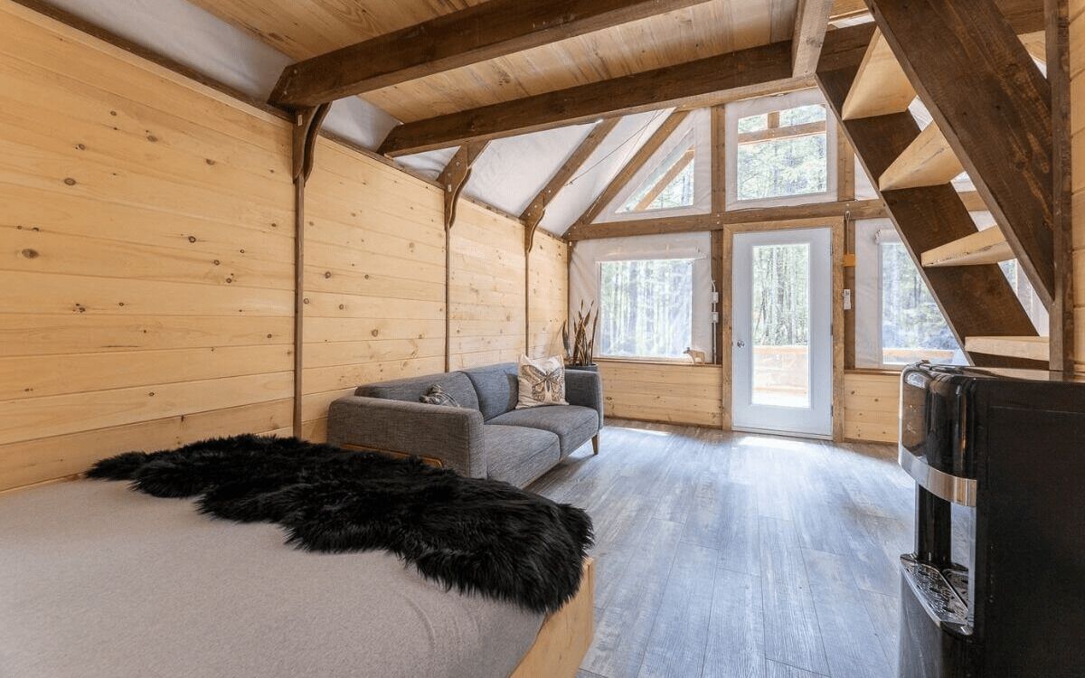 Deluxe-telt | Opholdsområde | 40-tommers fladskærms-tv med satellitkanaler, tv, bøger