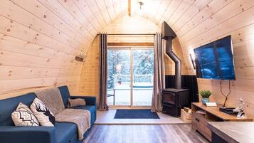 Chalet, 1 habitación | Área de sala de estar | Televisión de pantalla plana de 40 pulgadas con canales vía satélite