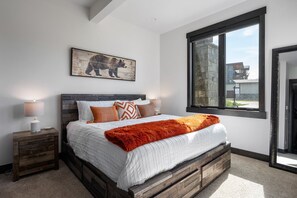 2 habitaciones, escritorio y tabla de planchar con plancha 
