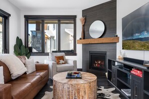 Smart-TV, Kamin, Arbeitsbereiche, Computerbildschirme