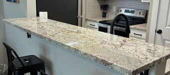  Lovely renovated 1 bedroom Condo in the middle of the Medical district !!