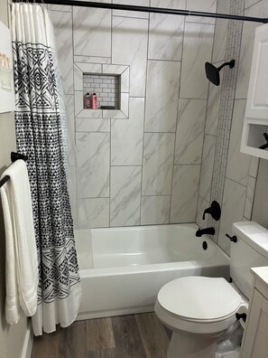 Hårtork, handdukar, tvål och toalettpapper