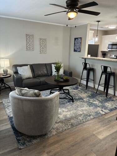  Lovely renovated 1 bedroom Condo in the middle of the Medical district !!