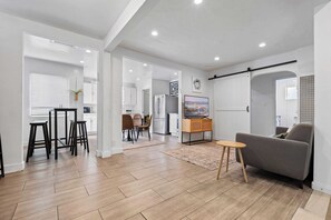 Interior - 10mins to Rodeo Drive, 15mins to Venice Modern 4bdr Shenandoah by Avantstay (Los Angeles)