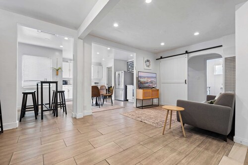 10mins to Rodeo Drive, 15mins to Venice Modern 4bdr Shenandoah by Avantstay