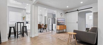 10mins to Rodeo Drive, 15mins to Venice Modern 4bdr Shenandoah by Avantstay