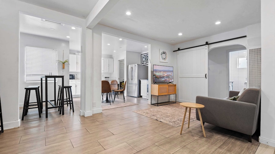 10mins to Rodeo Drive, 15mins to Venice Modern 4bdr Shenandoah by Avantstay