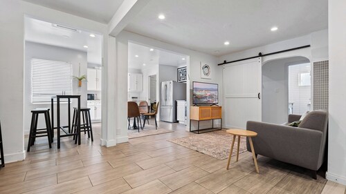 10mins to Rodeo Drive, 15mins to Venice Modern 4bdr Shenandoah by Avantstay