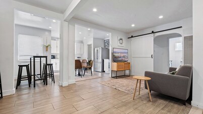 10mins to Rodeo Drive, 15mins to Venice Modern 4bdr Shenandoah by Avantstay
