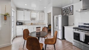 Unclassified image, 4 of 71, button - 10mins to Rodeo Drive, 15mins to Venice Modern 4bdr Shenandoah by Avantstay (Los Angeles)