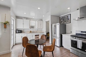Interior - 10mins to Rodeo Drive, 15mins to Venice Modern 4bdr Shenandoah by Avantstay (Los Angeles)