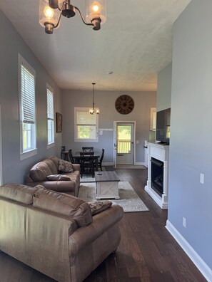 Living area - Charming 1-bedroom cottage with AC, WiFi in amazing Pilot (Pilot)