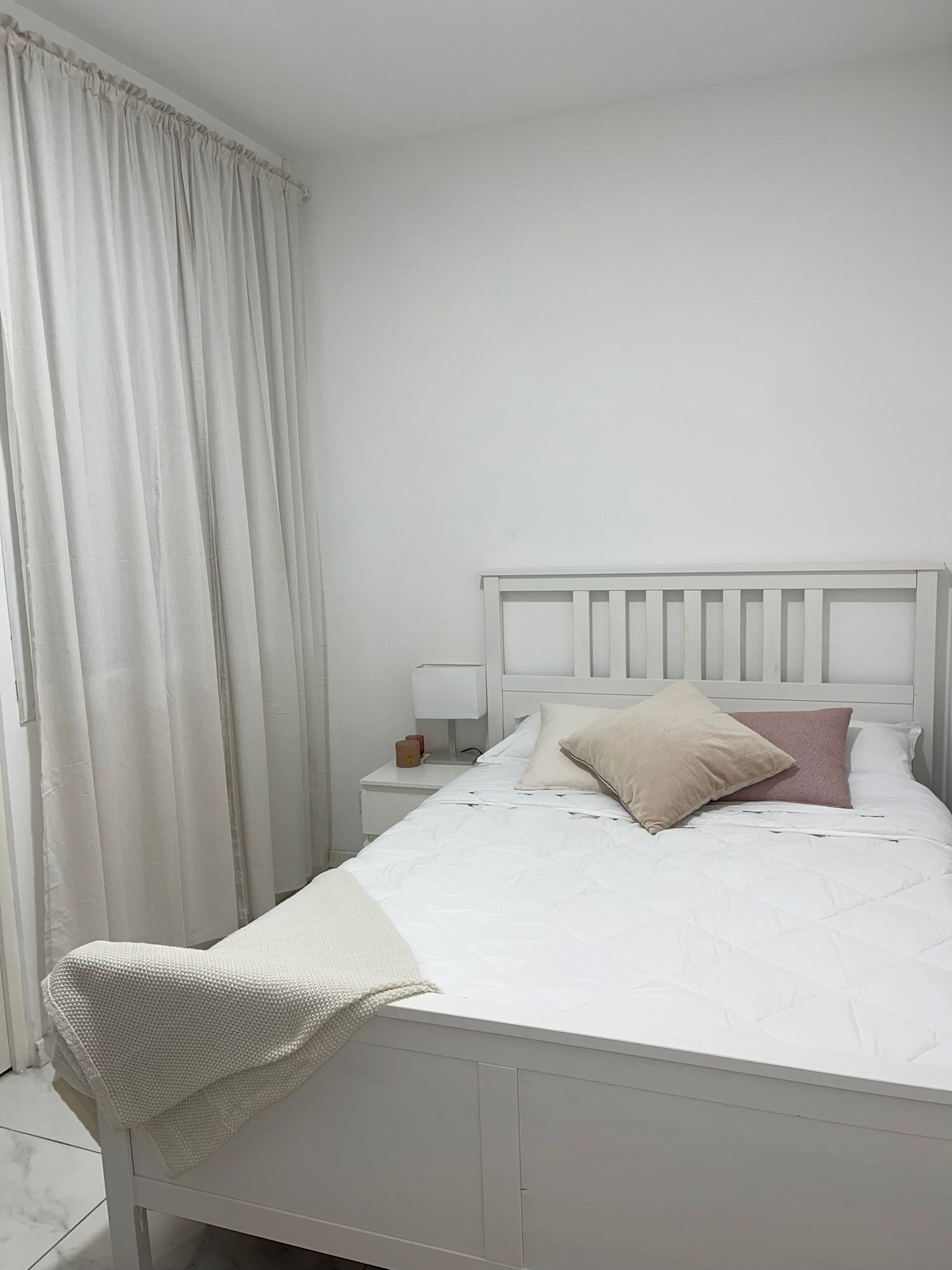 1 habitación, tabla de planchar con plancha y cuna de viaje 