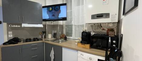 Kylskåp, mikrovågsugn, spishäll och kaffe- och tebryggare