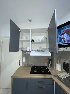 Een koelkast, een microgolfoven, een kookplaat