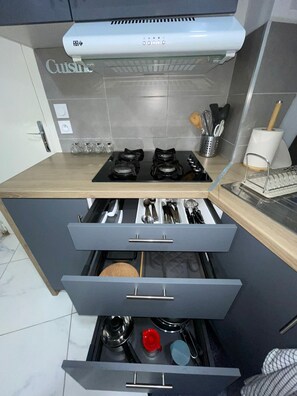 Frigorífico, microondas, placa de cocina y cafetera o tetera