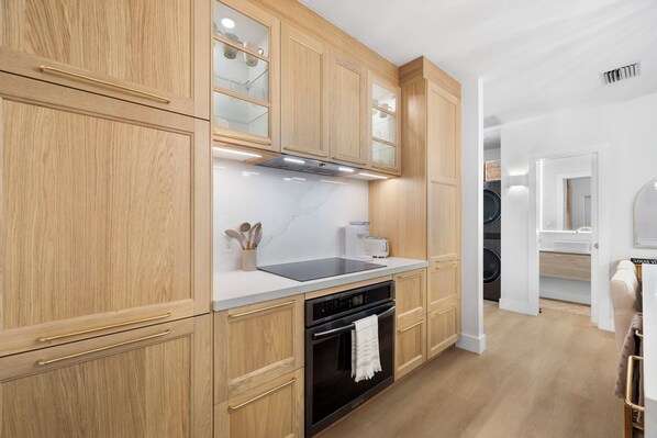 Fridge, microwave, oven, stovetop - Whynwood Chic Boutique Grand Villa (Miami)