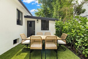 Outdoor dining - Whynwood Chic Boutique Grand Villa (Miami)