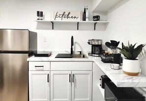 Køleskab, mikrobølgeovn, kaffe-/temaskine, brødrister