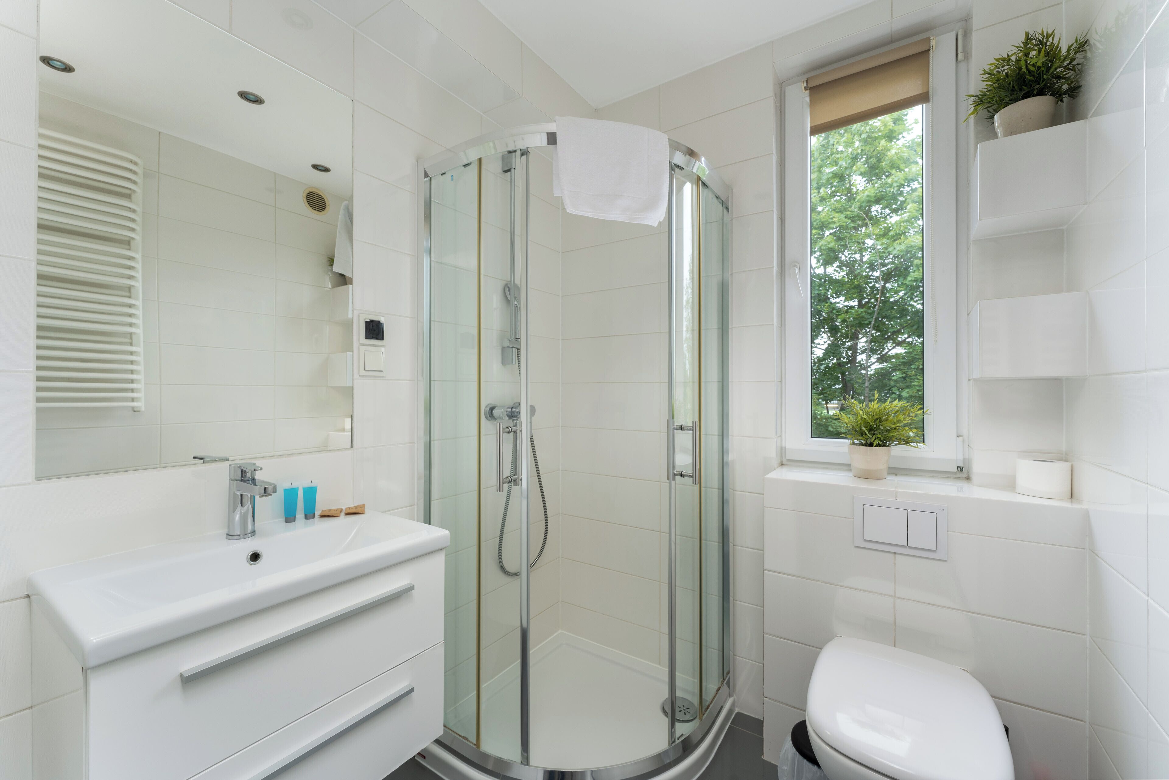 Douche, sèche-cheveux, serviettes fournies