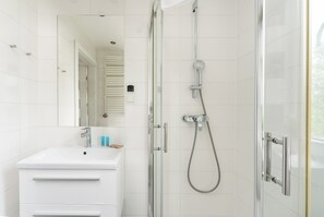 Shower, hair dryer, towels - Lindego Park Comfy Studio (Kraków)
