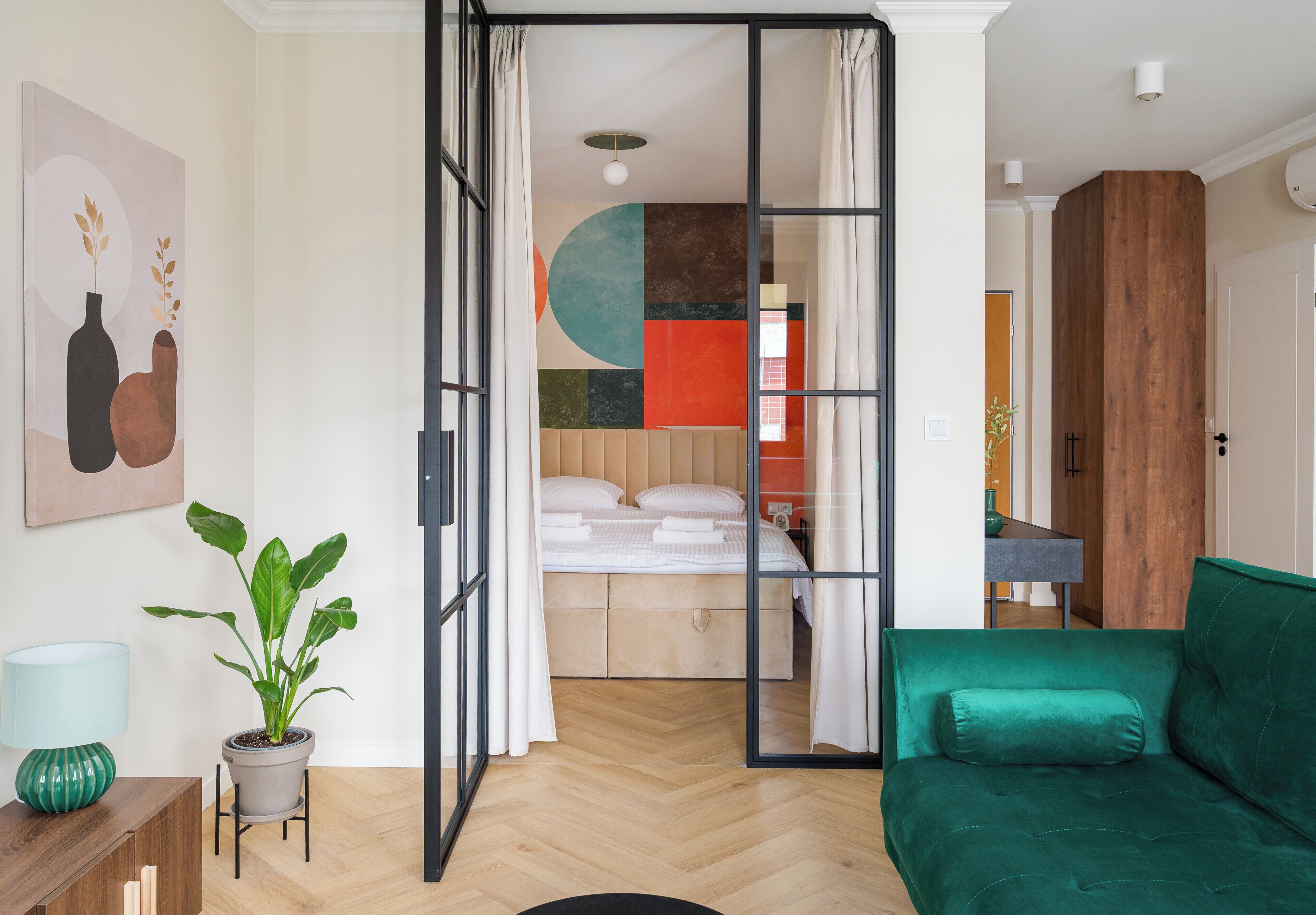 1 habitación, tabla de planchar con plancha y ropa de cama 