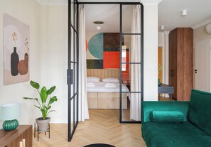 1 habitación, tabla de planchar con plancha y ropa de cama 