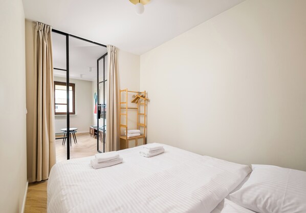 1 chambre, fer et planche à repasser, draps fournis