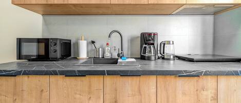 Réfrigérateur, four à micro-ondes, surface de cuisson, lave-vaisselle