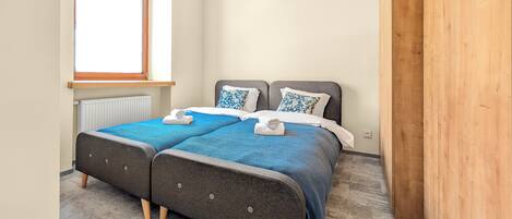 3 habitaciones, tabla de planchar con plancha, wifi y ropa de cama