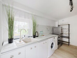 Réfrigérateur, four, plaque de cuisson