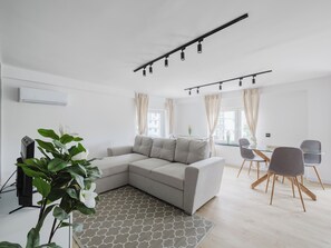 TV - Grunwald Raszyńska Bright Apartment (Poznań)
