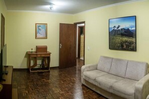 Living area - Urban Refuge in Curitiba. Cozy apartment 10 minutes from the center. (Rebouças Curitiba)
