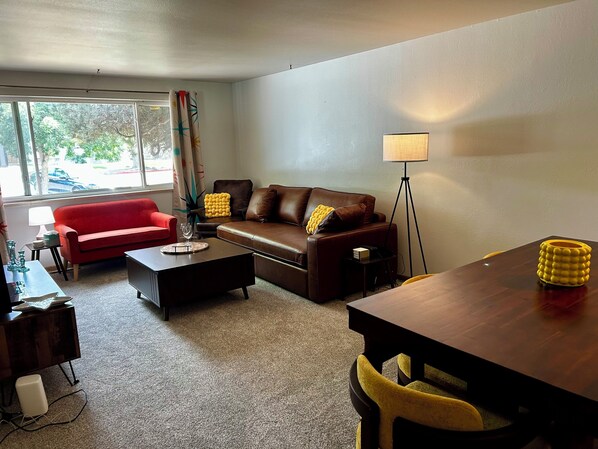 Smart TV - 1960s sanctuary in Old Town FoCo: Starlight House (Fort Collins)