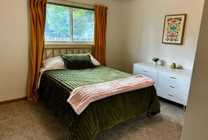 3 bedrooms, free WiFi, bed sheets - 1960s sanctuary in Old Town FoCo: Starlight House (Fort Collins)