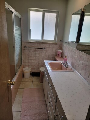Hair dryer, towels, soap, toilet paper - 1960s sanctuary in Old Town FoCo: Starlight House (Fort Collins)