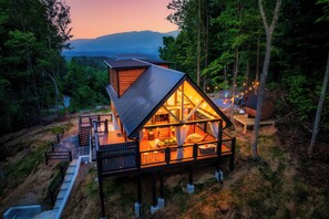 Terrace/patio - ★Private Couples Retreat★Outdoor Soaking Tub★Sauna★Epic Mountain VIEW★Fire-Pit (Sevierville)