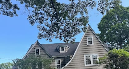 Spacious 5BR in FairfieldâWalk to Town, Near Beaches & Across from Fairfield U